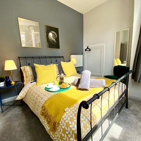 Trendy Stylish Apartment! - 5 Minute Walk To The Best Beach! - Great Location - Parking - Fast Wifi - Smart Tv - Newly Decorated - Sleeps Up To 6! Close To Bournemouth & Poole Town Centre & Sandbanks Extérieur photo