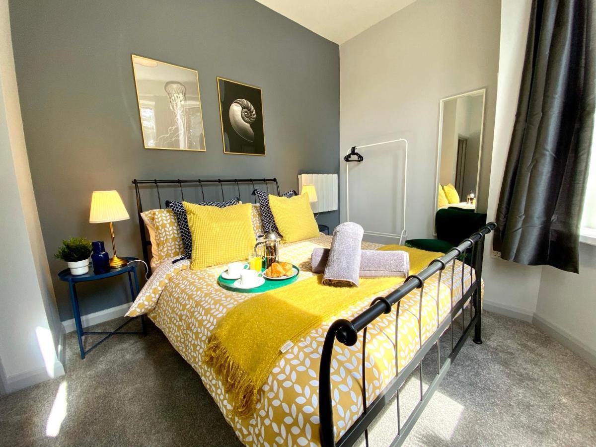 Trendy Stylish Apartment! - 5 Minute Walk To The Best Beach! - Great Location - Parking - Fast Wifi - Smart Tv - Newly Decorated - Sleeps Up To 6! Close To Bournemouth & Poole Town Centre & Sandbanks Extérieur photo