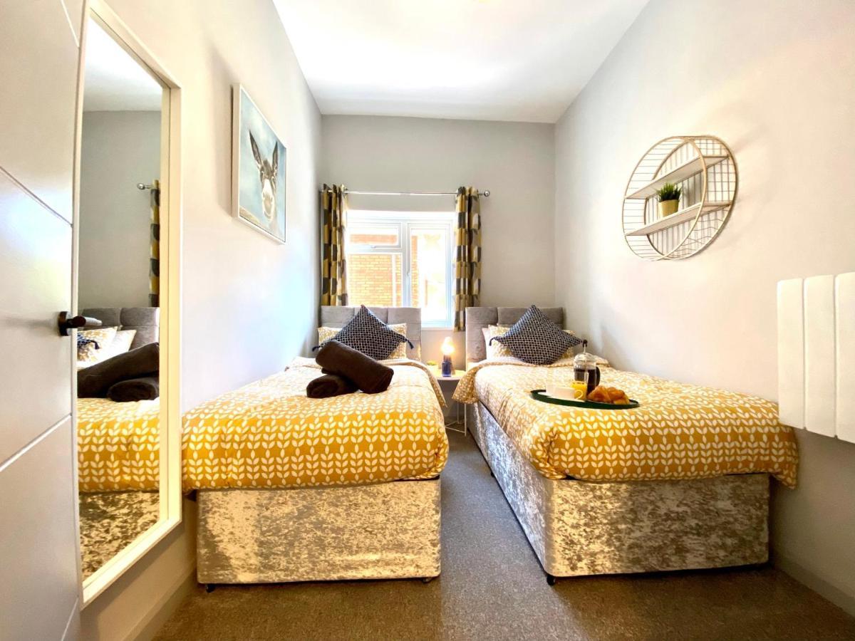 Trendy Stylish Apartment! - 5 Minute Walk To The Best Beach! - Great Location - Parking - Fast Wifi - Smart Tv - Newly Decorated - Sleeps Up To 6! Close To Bournemouth & Poole Town Centre & Sandbanks Extérieur photo
