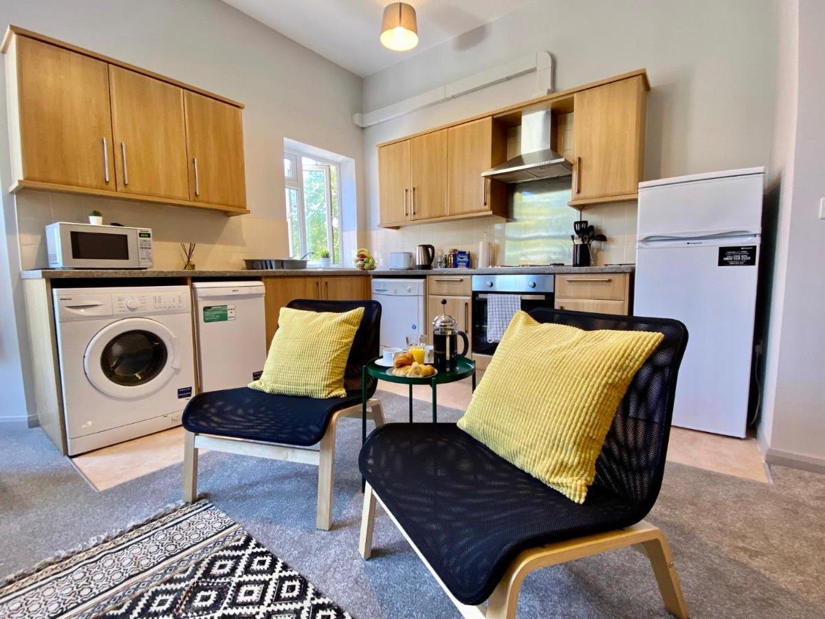Trendy Stylish Apartment! - 5 Minute Walk To The Best Beach! - Great Location - Parking - Fast Wifi - Smart Tv - Newly Decorated - Sleeps Up To 6! Close To Bournemouth & Poole Town Centre & Sandbanks Extérieur photo